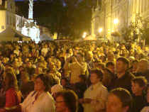 Plné Masarykovo náměstí sleduje koncert Žlutého psa