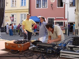 Fotografie ze zákulisí slavností: kuchař Petr Šíma, moderátor David Hocke, zvukař Radim Adam