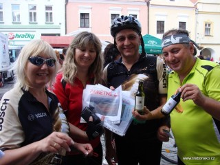 Účastníci cyklistické projížďky v cíli: s Pamětním listem a znovínským vínem