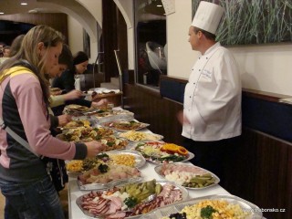 Festivalový raut připravili kuchaři z třeboňských lázní; v nabídce i Třeboňský kapr.