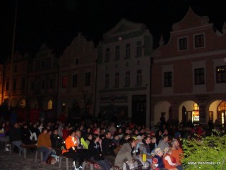 Diváci večeního promítání na Masarykově náměstí.