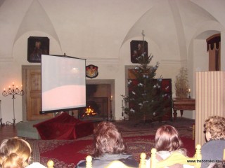 Procházka minulostí zámku začíná ve Schwarzenberském sále, kde je promítnut krátký film o příjezdu panstva na zámek.