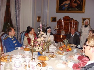 Vánoce 1913. Rozvětvená vrchnost se opět sešla u štědrovečerního stolu, v jehož čele sedí kníže Adolf Josef a kněžna Ida.