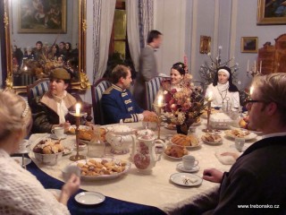 Řeč u svátečního stolu je o rodině, jídle, zvycích a pověrách vztahujících se k vánočním svátkům.