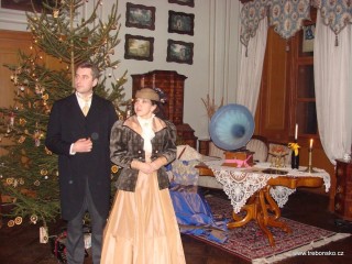 Panstvo přechází do salónu kněžny Idy, kde je ozdobený vánoční strom s mnoha dárky.
