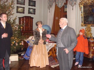 Kníže Adolf Josef má u stromu závěrečnou řeč, kde přeje všem přítomným šťastný nový rok.
