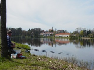 Pohled na rybník Hejtman, který  leží přímo v turisticky atraktivním městečku Chlum u Třeboně. Tento rybník patří mezi rekreační rybníky se sportovním rybolovem. Má rozlohu 80 ha.