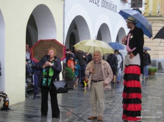 Snímek z jedné z tradičních doprovodných akcí festivalu Okolo Třeboně, z Běhu Járy Cimrmana. V roce 2005 byl ředitelem tohoto závodu pan Ladislav Smoljak.