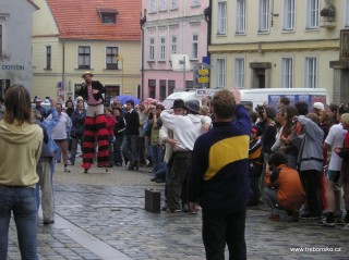 Snímek snažící se zachytit atmosféru soutěže Běh Járy Cimrmana 2005. Tento závod bývá jednou z doprovodných akcí hudebního festivalu Okolo Třeboně.