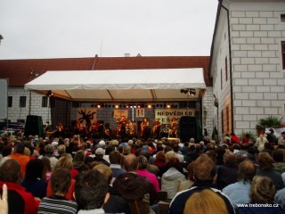 Snímek z koncertu  Léto v Třeboni, který je součástí festivalu Okolo Třeboně. V roce 2007 na tomto koncertě vystoupili bratři Honza a František Nedvědi a Fešáci.