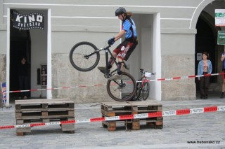 Festival Okolo Třeboně má vždy bohatý doprovodný program. Na snímku z roku 2006 je borec - akrobat na kole.