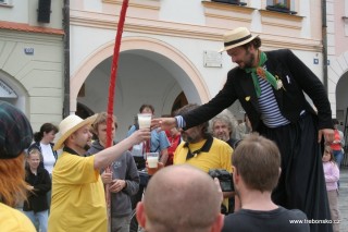 Mezi doprovodné akce festivalu Okolo Třeboně již tradičně patří cyklistický závod Okolo Třeboně. Na snímku ředitel festivalu Pavel Barnáš připíjí na zdar tohoto závodu.