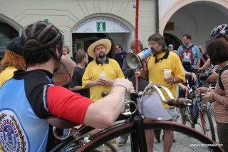 Mezi doprovodné akce festivalu Okolo Třeboně patří cyklistický závod. Vedoucím soutěže již tradičně bývá skupina Nezmaři z Českých Budějovic. Na snímku Nezmar Jim Pavel Drengubák seznamuje příromné s pravidly závodu.