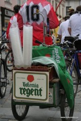 Detailní záběr na výbavu jednoho z účastníku cyklistického závodu  v rámci festivalu Okolo Třeboně. Tento účastník nezapře svůj tým - třeboňský Pivovar Bohemia Regent.