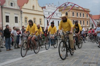 Na snímku start cyklistického závodu. Tento závod je již tradičné jednou z doprovodných akcí letního hudebního festivalu Okolo Třeboně. V čele závodu vidíme Pavla Barnáše (v klobouku) a tým Nezmarů.