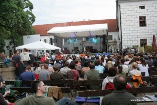 Pohled na hlavní scénu hudebního festivalu Okolo Třeboně. Tato scéna bývá postavena na velkém nádvoří Zámku Třeboň. Koncerty zde mívají neopakovatelnou atmosféru.