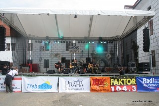 Pohled na Hlavní scénu hudebního festivalu Okolo Třeboně, která stojí na velkém nádvoří Zámku Třeboň. Festival Okolo Třeboně ne jedna z největších multižánrových přehlídek u nás