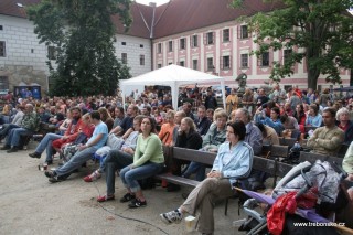 Pohled na návštěvníky letního hudebního festivalu Okolo Třeboně. Hlavní koncerty se odehrávají na velkém zámeckém nádvoří, kde je i výborná akustika.