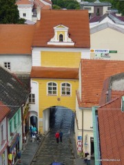 Hradecká brána z třeboňské věže. Tato brána zavírá východní okraj náměstí u Zlaté stoky.