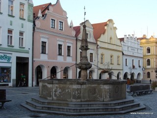 Renesanční kašna od kameníka Jordana, která byla zasazena do náměstí v roce 1569.