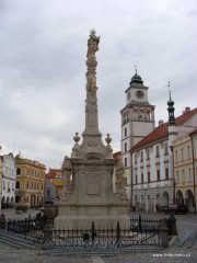 Mariánský sloup je dominantou třeboňského náměstí. Sloup vytvořil budějovický kameník Leopold Hueber v roce 1780.