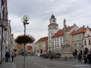 Třeboňské náměstí nezapře svou původní renezanční podobu.