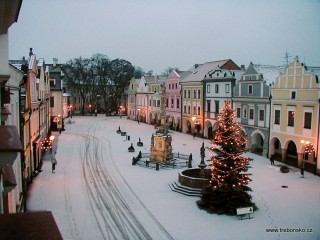Zimní pohled na Masarykovo náměstí z věže Staré radnice.
