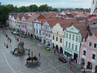 Třeboňské náměstí z věže radnice. Uprostřed stojí mariánský sloup a renezanční kašna.