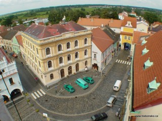 Pohled z věže na tzv. novou radnici. Budova byla původně občanská záložna vystavěná v roce 1872.