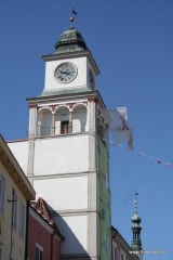 Třicet metrů vysoká věž z roku 1638 s ochozem  a cibulovitou střechou je součástí staré radnice.
