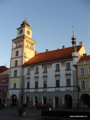 Pohled na renesanční radnici s více jak 30 m vysokou věží na jižní straně třeboňského náměstí.