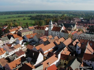 Třeboň z věže kostela. Dominantou náměstí je renesanční radnice s věží z roku 1562.