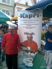 Snímek z Rybářských slavností Třeboň 2008. Návštěvníkům těchto slavností se představil mistr kuchař Petr Stupka, známá tvář z pořadu Prima vařečka a Kapří, produkt společnosti Rybářství Třeboň, s.r.o.