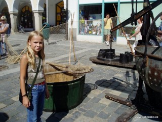 Snímek z expozice rybářských potřeb na Masarykově náměstí v Třeboni na Rybářských slavnostech 2007. Tato výstava představuje rybářství jako řemeslo s obrovskou tradicí.
