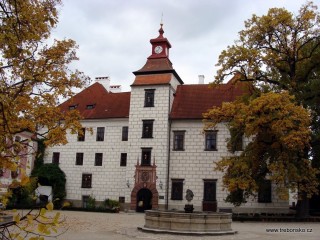 Pohled na zámek Třeboň z velkého nádvoří. Zámek je národní kulturní památkou.