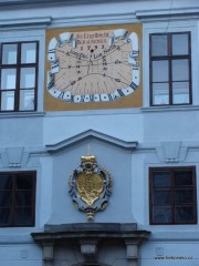 Detail z malého nádvoří zámku Třeboň. Pod slunečními hodinami je umístěn Schwarzenberský erb.