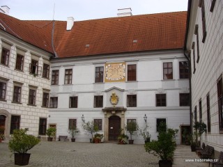 Malé nádvoří zámku Třeboň; zde začínají prohlídkové trasy A a B.