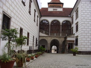 Pohled na malé nádvoří zámku Třeboň. Po pravé straně býval vstup do Státního  archívu.