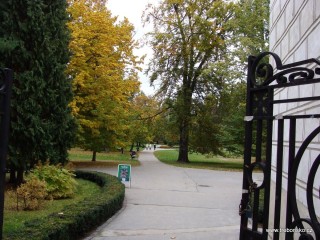 Tato brána umožňuje vstup z velkého nádvoří do přilehlého zámeckého parku.