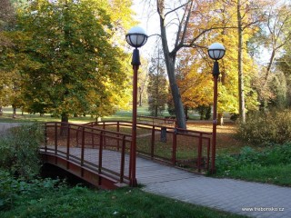 Pohled na lávku přes Zlatou stoku, která je jedním ze vstupů do zámeckého parku v Třeboni.