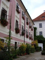 Pohled na jednu z budov na prvním nádvoří. V této budově dnes sídlí správa zámku Třeboň.