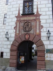 Nad vstupním portálem do zámku je mramorový rožmberský znak a malba od T. Třebochovského z roku 1608.