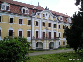 Pohled na barokní dvoupatrový zámek v Chlumu u Třeboně. Tento zámeček od roku 1875 vlastnil Ferdinand d´Este.