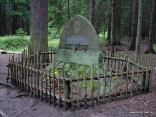 Pohled na žulový pomník Emy Destinnové, který je na břehu Nové řeky u jihočeské obce Stříbřec.