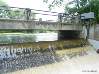 Tento snímek je pořízen na rozvodí Lužnice. Zde se od Lužnice odděluje Nová řeka a původní koryto Lužnice pod názvem Stará řeka vede do rybníka Rožmberk.
