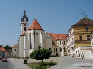 Pohled na třeboňský kostel Panny Marie Královny a svatého Jiljí a sousedící klášter augustiánů. Z tohoto kostela pochází slavné deskové oltářní obrazy od Mistra třeboňského.