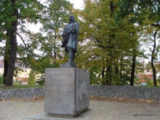 Pohled na sochu Jakuba Krčína z roku 2004 na hrázi rybníka Svět v Třeboni. Autorem je akademický sochař J. Hendrych.