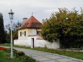 Pohled na tzv. Tylův domeček v Třeboni. Josef Kajetán Tyl v 50. letech 19. století dvakrát hostoval v Třeboni; jeho jméno nese v názvu třeboňské divadlo dodnes.