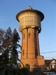 Tento kruhový věžový vodojem je dominantou východní části města Třeboně, zvané Kopeček. Byl postaven roku 1909 podle architekta J. Kotěry.