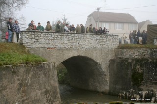 Na práci třeboňských rybářů při výlovu Bošileckého rybníka v roce 2005 se přišly podívat desítky návštěvníků. Někteří diváci výlov sledují z Bošileckého mostku.
